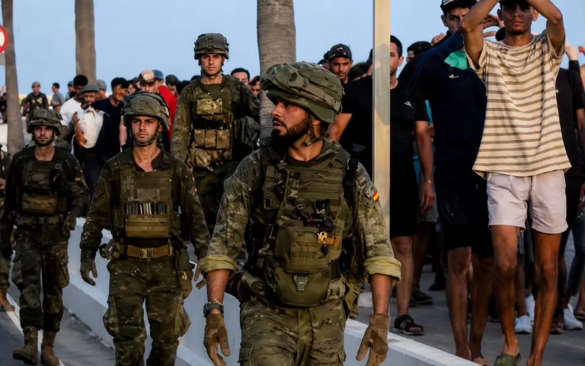 PULUHAN ribu migran yang tiba di Ceuta kini telah dipulangkan ke Maroko dengan pengawalan tentara dan kepolisian Spanyol. (kabarsatu.id/ foto: BBC)