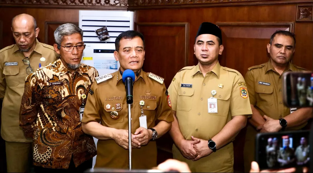 Gubernur Jateng Ahmad Luthfi memberikan keterangan pers 