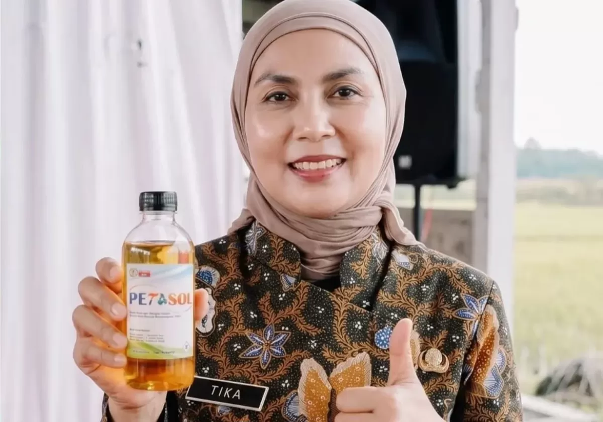 Bupati Kendal, Dyah Kartika Permanasari menunjukkan produk PETASOL.  (KabarSatu.id/ foto: instagram Mbak Tika Kendal)