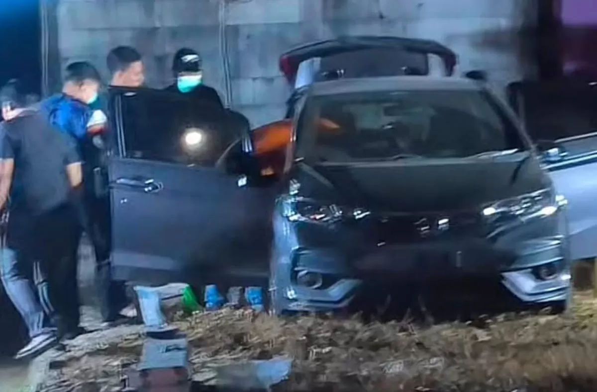 Polisi melakukan olah TKP penemuan jenazah pria di dalam mobil