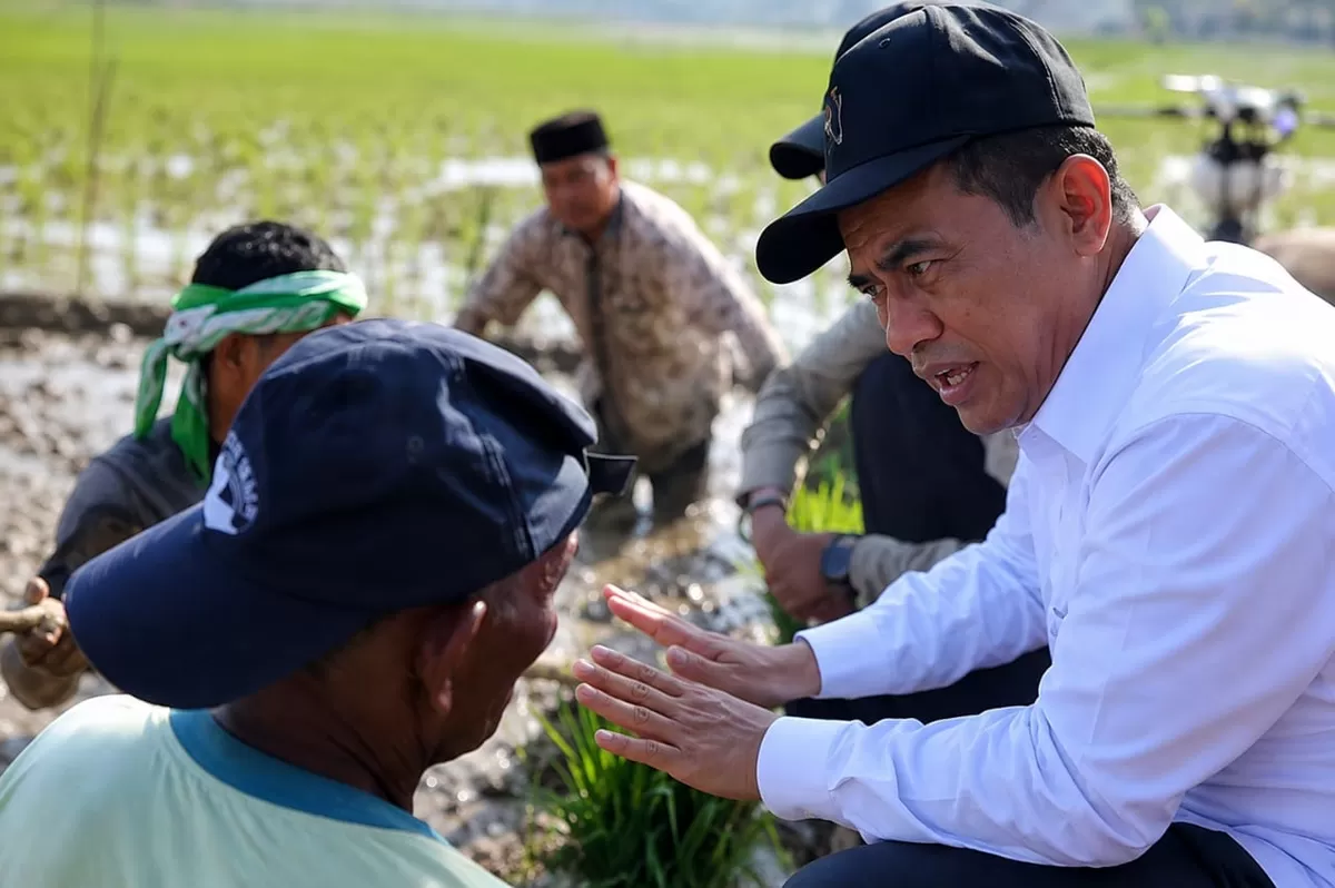 Percakapan santai Mentri Amran kepada seorang petani. (KabarSatu.id/ foto: Kementerian Pertanian)