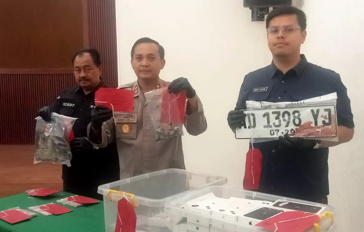 Kapolres Semarang didampingi Kasat Reskrim dan Kasi Humas menunjukkan barang bukti perampokan konter hp di Ambarawa  (Foto: Kabarsatu.id / Mualim)
