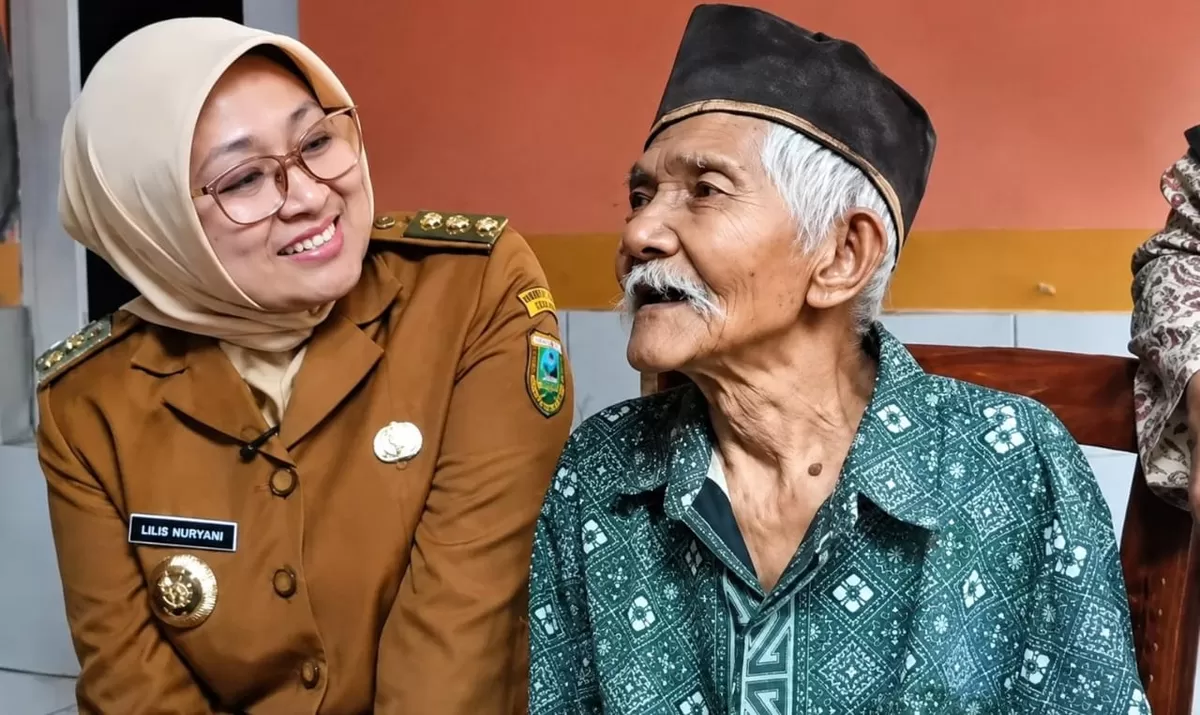 Bupati Kebumen Lilis Nuryani berbincang dengan Aswadi (83), warga Kelurahan Panjer yang tinggal seorang diri, saat meninjau program bantuan bedah rumah, Selasa (4/8/2026). (KabarSatu.id/ foto: Istimewa)