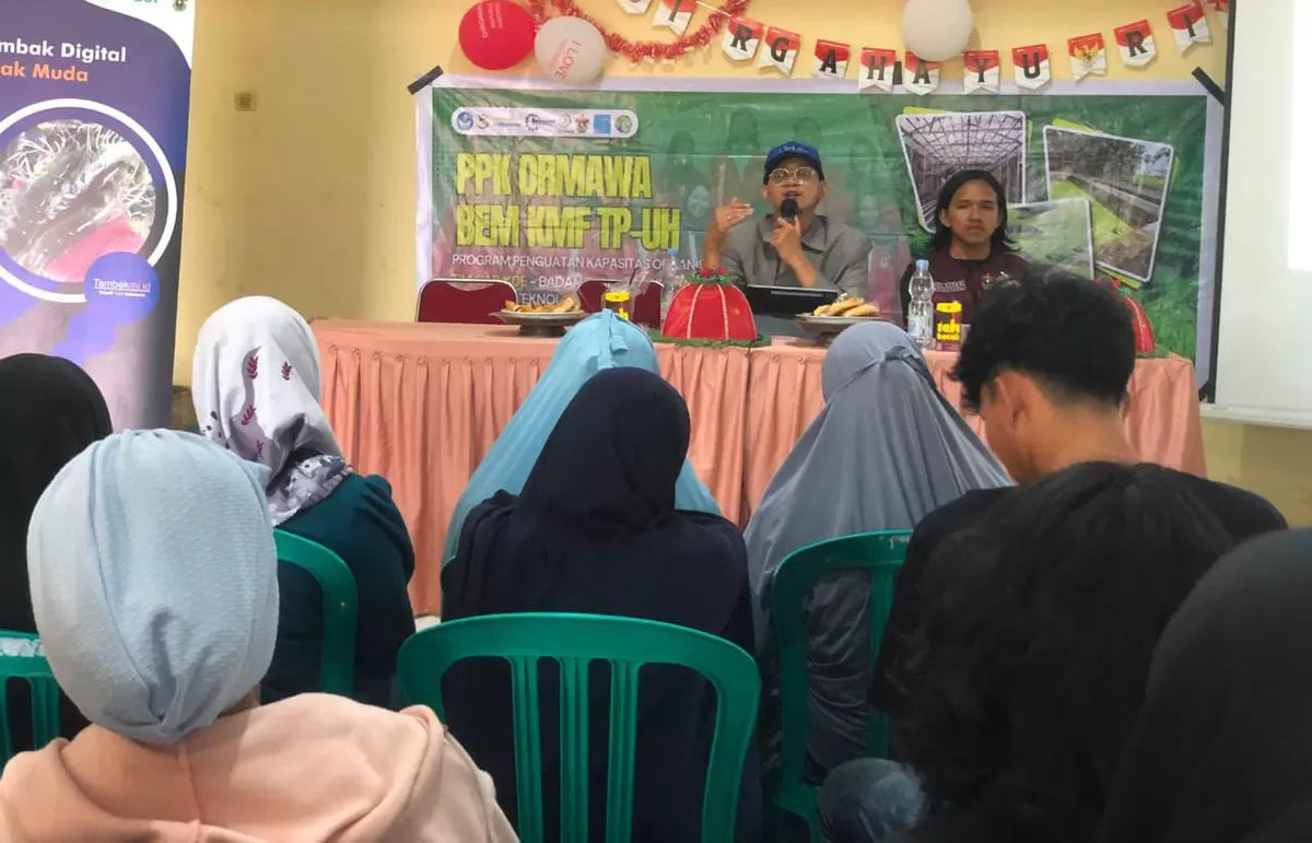 Tim Cara&rsquo;de BEM KMF TP UH Latih Warga Tinggimae Kuasai Pemasaran Digital