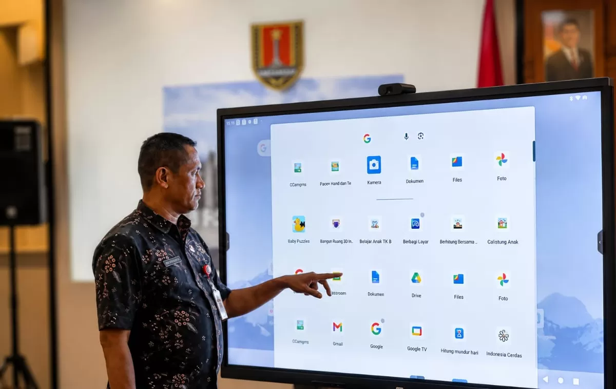 Para peserta juga mendapatkan materi mengenai pemanfaatan papan interaktif digital sebagai media pembelajaran yang asyik dan menyenangkan. (KabarSatu.id/ foto: wahyu hamijaya)