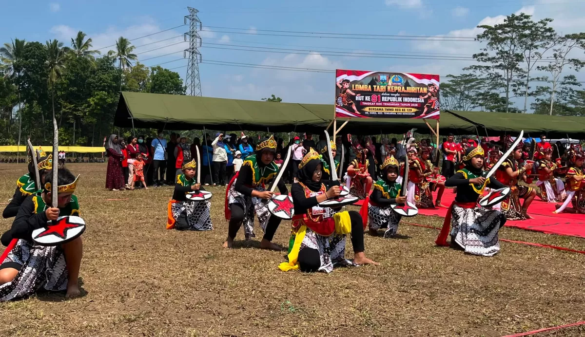 Sejumlah pelajar tampil dalam lomba tari keprajuritan yang digelar di Desa Cukil