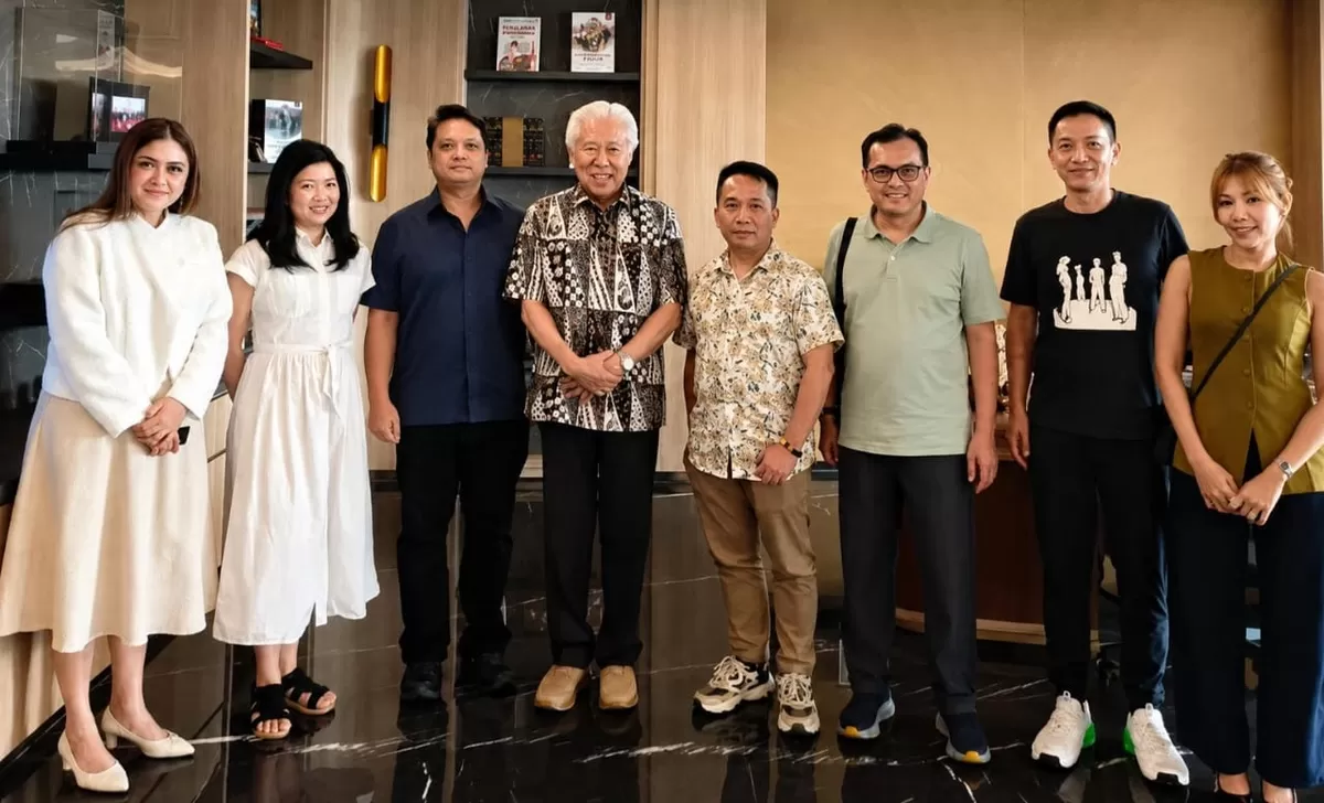 Jajaran manajemen PT Lumiland Wonderful Indonesia bersama Enggartiasto Lukita berfoto bersama usai pertemuan di EL Building, Kebayoran Baru, Jakarta Selatan, Selasa (11/8/2026). (KabarSatu.id/ foto: istimewa)