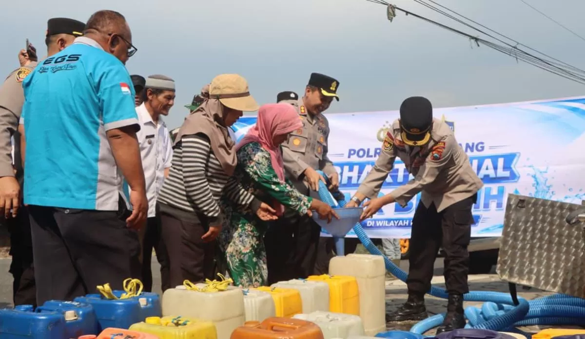 Polres Semarang menyalurkan air bersih untuk warga Kemitir Sumowono. (KabarSatu.id/ foto: Polres Semarang)