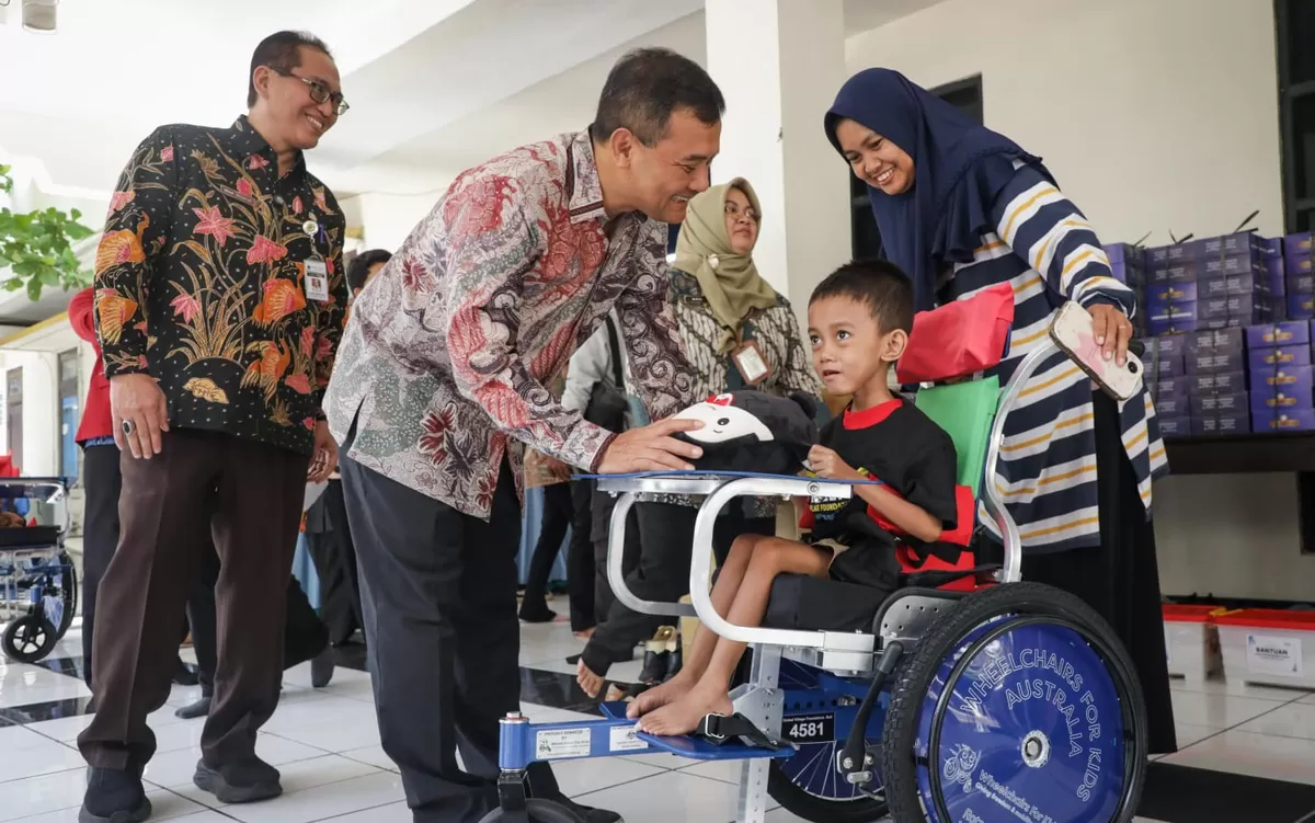 Gubernur Jateng Ahmad Luthfi menyapa anak penyandang disabilitas usai menerima bantuan kursi roda adaptif. (Kabarsatu.id / Humas Jateng )