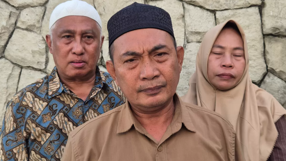 Ayah Affan, Zulkifli, bersama istrinya, Erlina, didampingi kuasa hukum keluarga, H. Achmad Michdan. (KabarSatu.id/ foto: capture video)