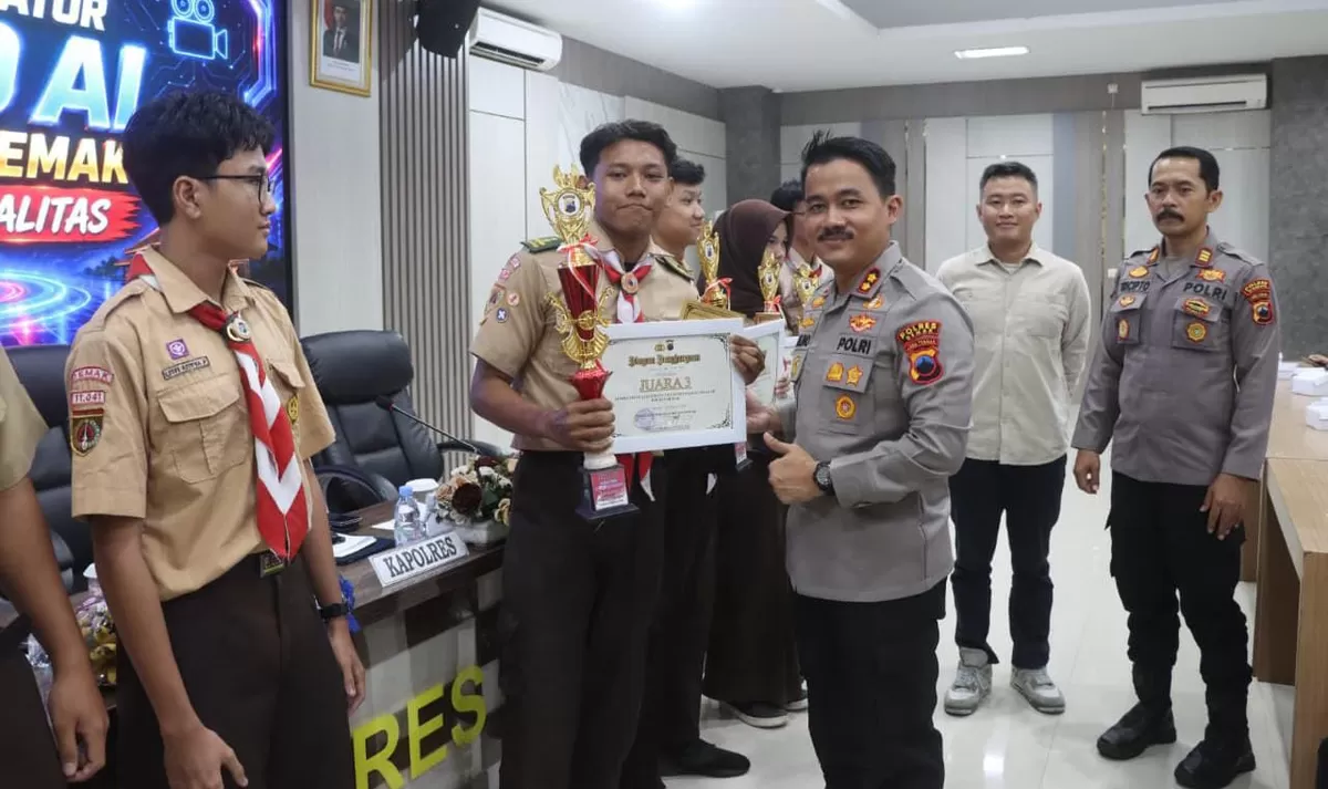 Kapolres Demak AKBP Arrizal Samelino Gandasaputra menyerahkan penghargaan kepada salah satu tim pemenang lomba. (Kabarsatu.id / Foto: Humas Polres Demak )