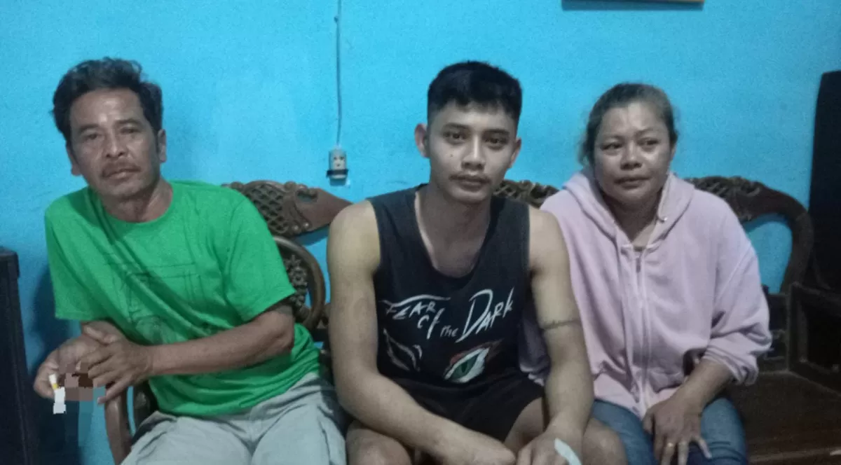Aldi Fernando (tengah) didampingi orangtuanya saat memberikan keterangan kepada wartawan di rumahnya. (Kabarsatu.id / Foto: Heru Santoso )