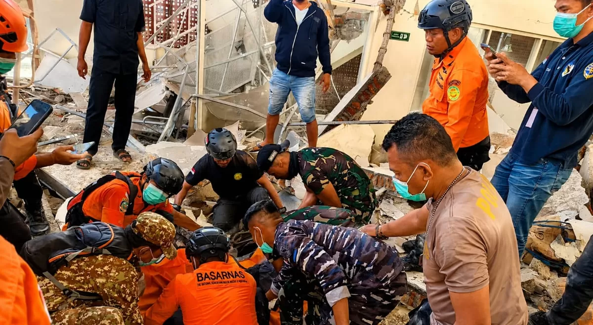 Suasana operasi penyelamatan dan fokus pada tim di lokasi reruntuhan. (KabarSatu.id/ foto: BNPB)