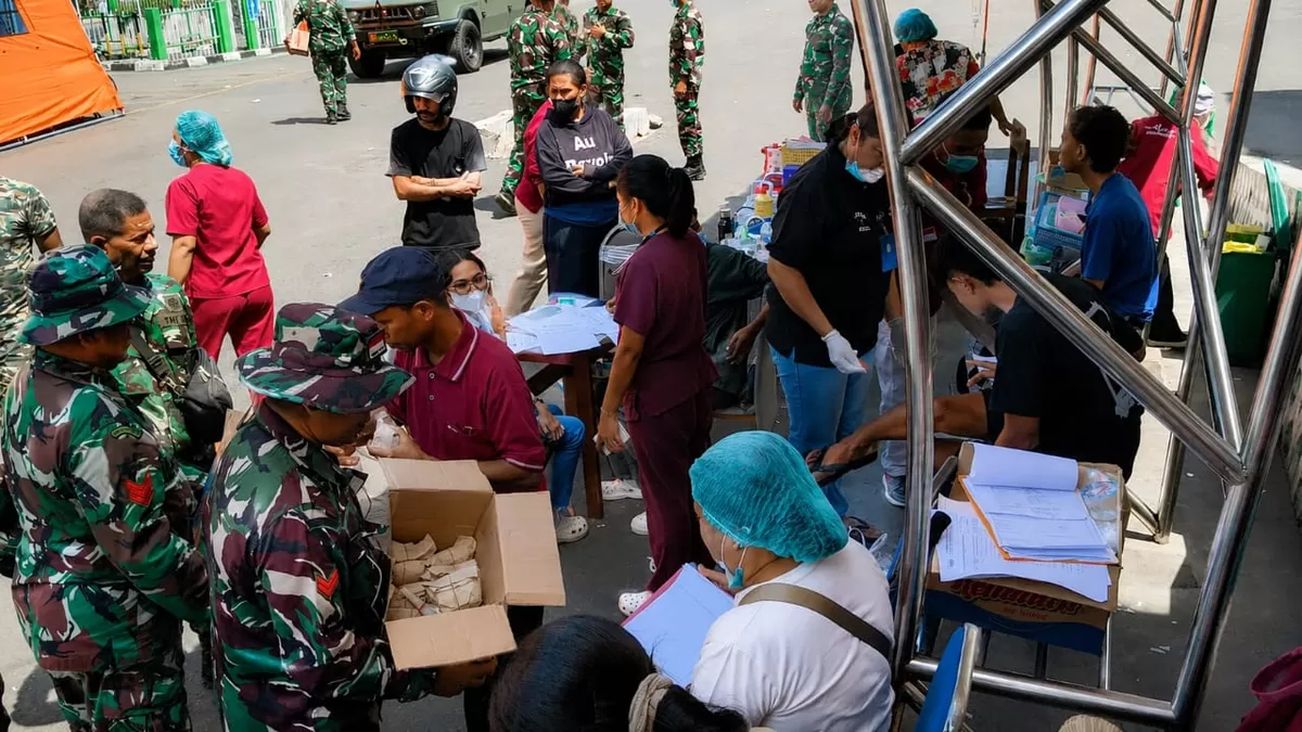 Penanganan warga terdampak gempa Nusa Tenggara Timur (NTT). Personel TNI bersama tenaga kesehatan dan relawan membantu pelayanan serta distribusi bantuan kepada masyarakat di lokasi terdampak bencana. (KabarSatu.id/ foto: Puspen TNI)