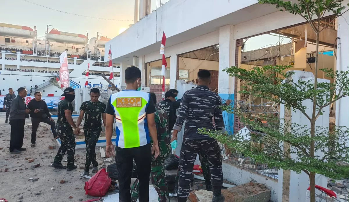 Petugas gabungan dari unsur TNI dan KSOP melakukan pengecekan di area fasilitas yang mengalami kerusakan akibat gempa bumi magnitudo 7,7 di Nusa Tenggara Timur (NTT). (KabarSatu.id/ dok. BNPB)