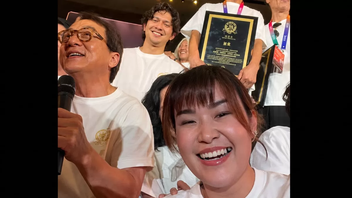 Iko Uwais terlihat dalam suasana The 7th Jackie Chan International Action Film Week 2026 di Harbin, China, dalam unggahan Piyarat Chotiwat. (KabarSatu.id/ foto: capture video  @piya_bunggy)