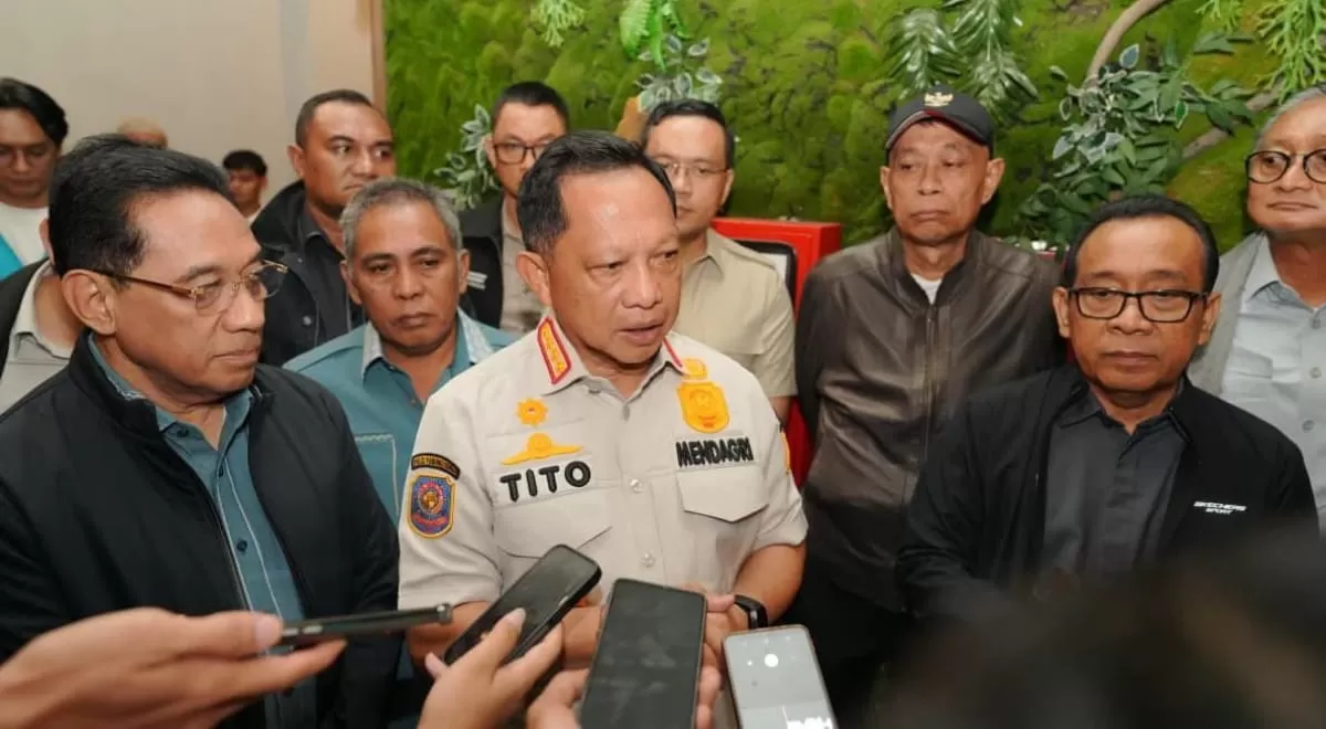 Menteri Dalam Negeri (Mendagri) Muhammad Tito Karnavian bersama sejumlah pejabat negara meninjau lokasi gempa di NTT. (KabarSatu.id/ foto: istimewa)