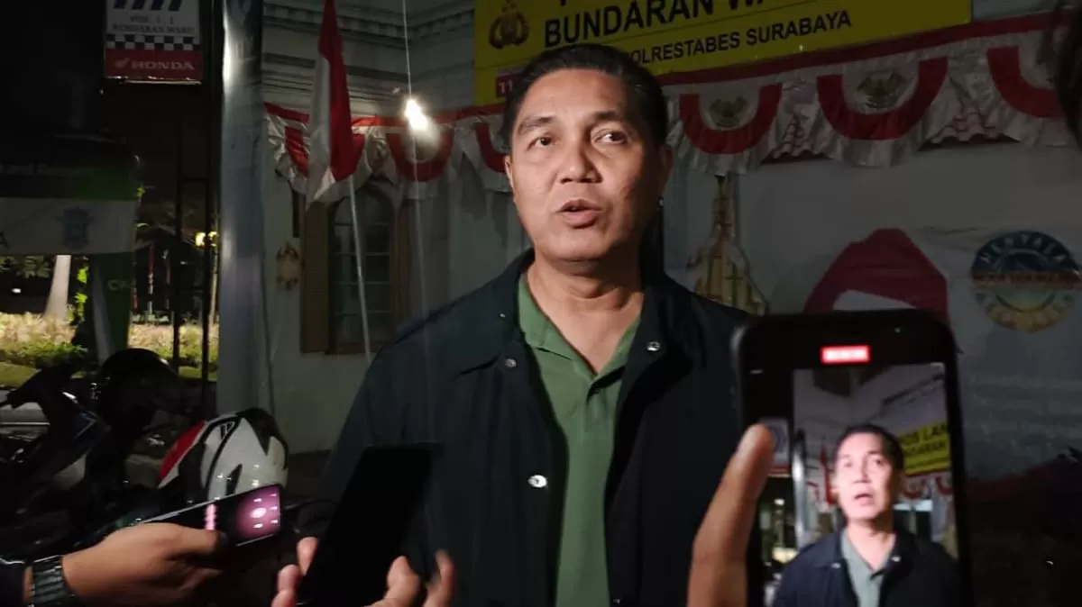 Kabid Humas Polda Jatim Kombes Pol Jules Abraham Abast saat memberikan keterangan kepada wartawan. (KabarSatu.id/ foto: istimewa)