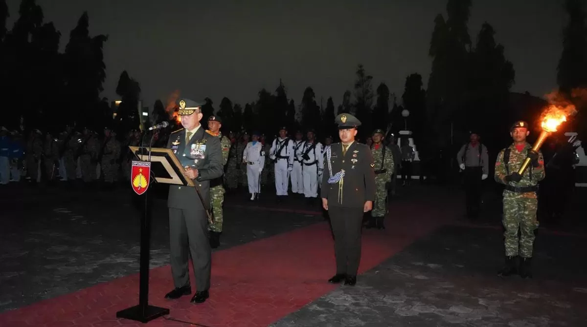 Pangdam IV/Diponegoro Mayjen TNI Achiruddin memimpin AKRS di TMP Giri Tunggal Semarang. (Kabarsatu.id / Foto: Pendam IV)