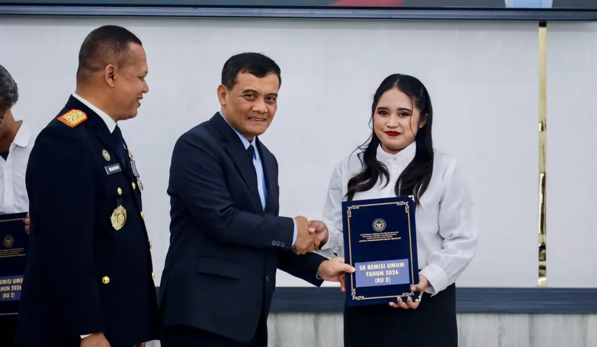 Ahmad Luthfi menyerahkan remisi secara simbolis kepada warga binaan. (Kabarsatu.id / Foto: Humas Jateng )