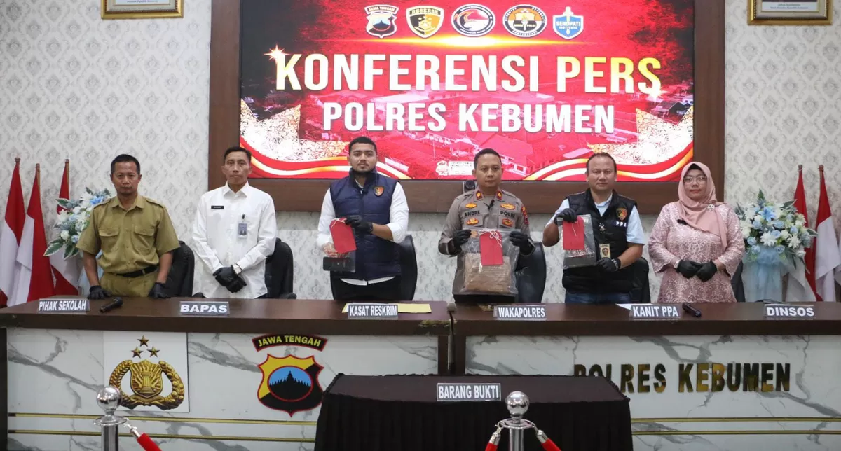 Konferensi pers ungkap kasus kekerasan yang melibatkan dua pelajar sebuah SMK swasta di Kecamatan Kutowinangun, Kabupaten Kebumen. (Kabarsatu.id / Foto: Humas Polres Kebumen )