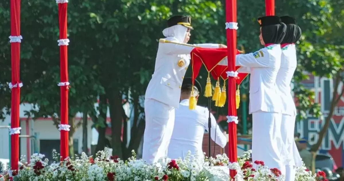 Sang Merah Putih berkibar di Alun-Alun Demak saat Paskibra menjalankan tugas dalam upacara peringatan HUT ke-81 Kemerdekaan RI, Senin (17/8/2026). (KabarSatu.id/ foto: tim kontributor)