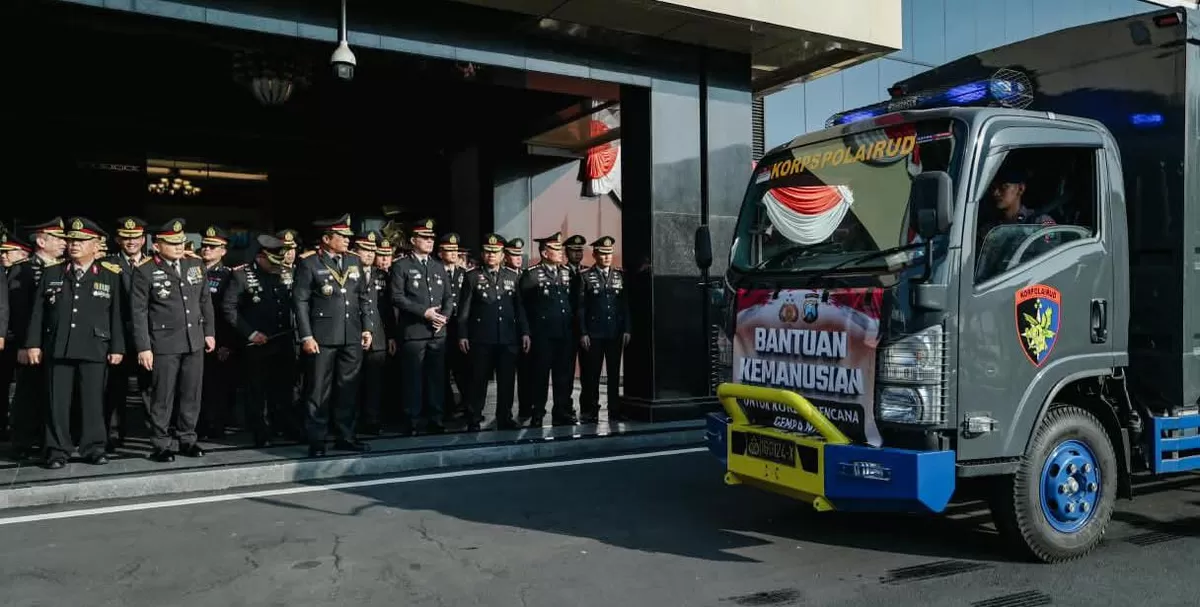 Truk berisi kebutuhan pokok dari Polda Jatim dikirimkan ke lokasi bencana NTT 