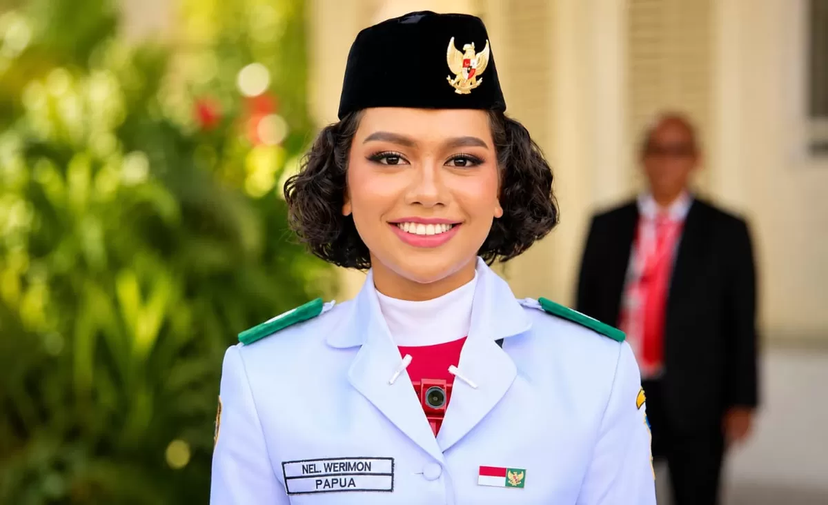 Neeltje Deliana Insjowi Werimon, perwakilan Papua yang dipercaya menjadi pembawa baki pada Upacara Penurunan Bendera HUT ke-81 RI. (KabarSatu.id/ Bakom RI)