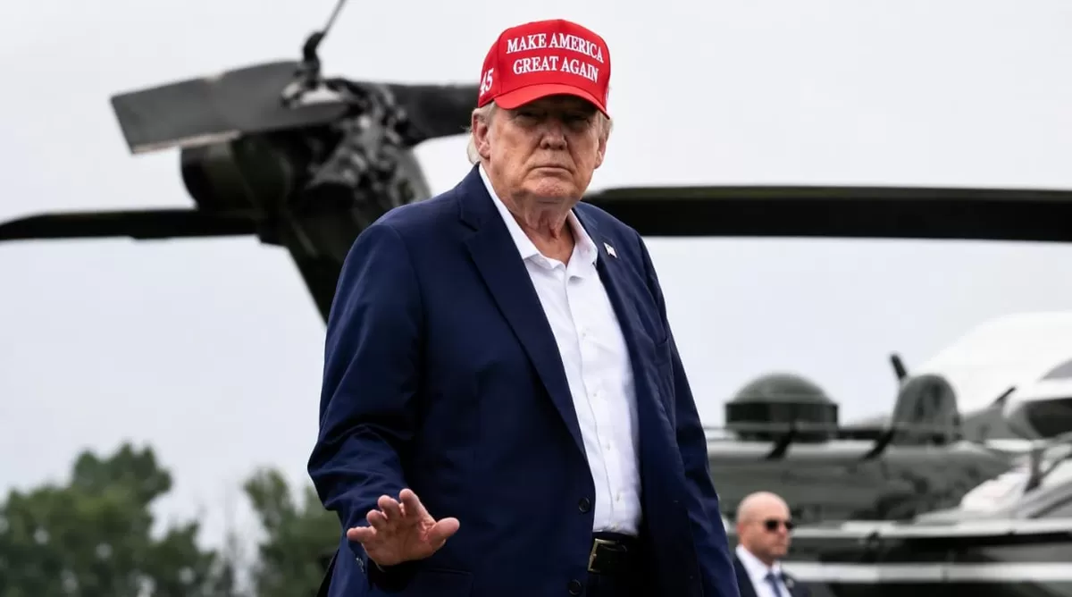 Presiden AS Donald Trump berjalan di dekat helikopter militer di tengah meningkatnya ketegangan antara Amerika Serikat dan Iran. (KabarSatu.id/ foto: istimewa)