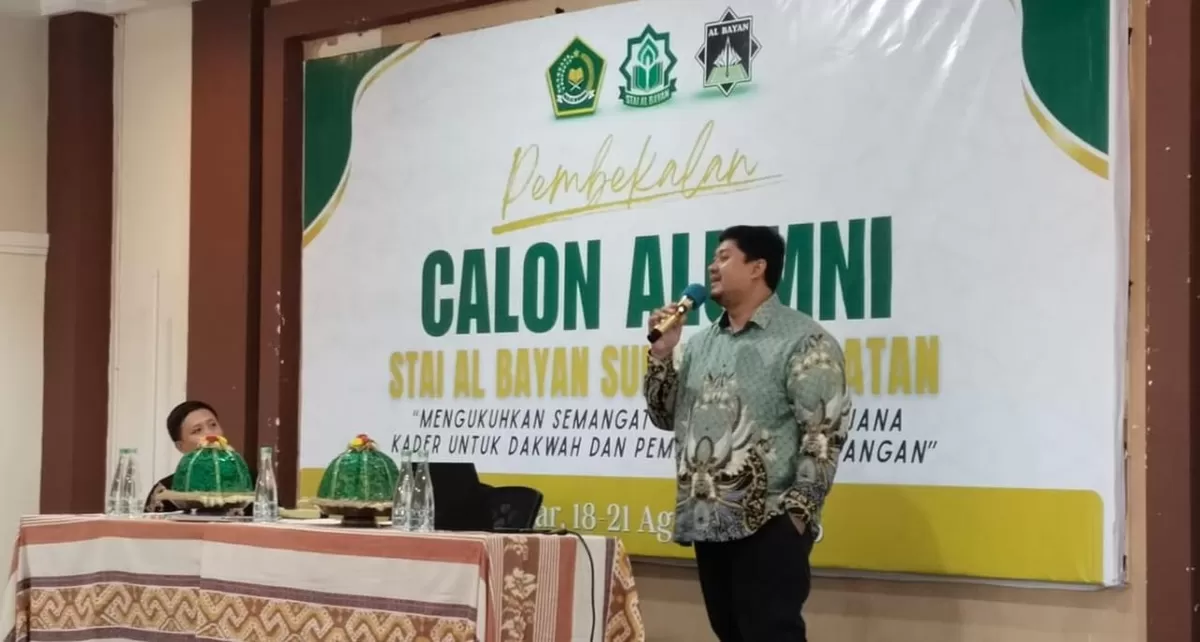 Kadep Dikti DPP Hidayatullah Muh. Saddam memberikan pembekalan kepada calon alumni STAI Al Bayan Sulawesi Selatan menjelang Wisuda Angkatan II Tahun 2026. (KabarSatu.id/ foto: istimewa)