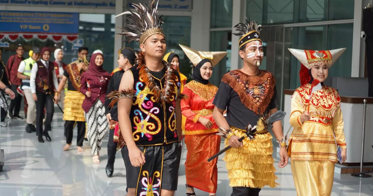 Sejumlah peserta mengenakan pakaian adat nusantara untuk memeriahkan HUT RI ke-81 di bandara Ahmad Yani Semarang. (Kabarsatu.id / Humas SRG)