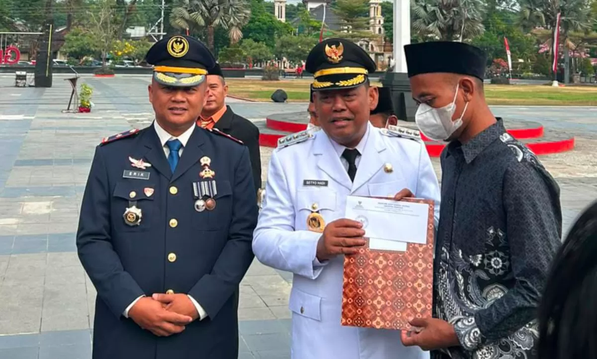 Bupati Grobogan Setyo Hadi secara simbolis menyerahkan surat keputusan remisi kepada perwakilan warga binaan. (Kabarsatu.id / Humas Lapas Purwodadi )