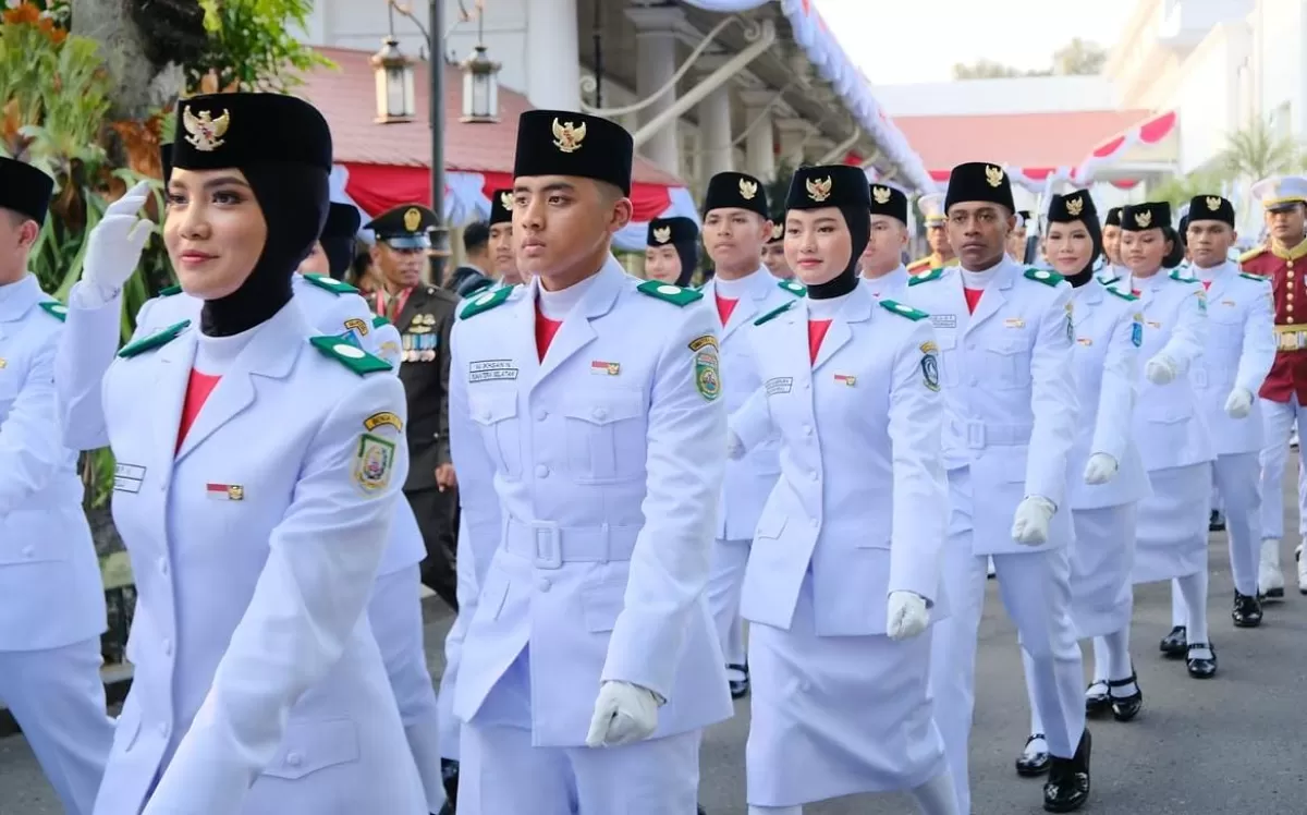 Anggota Paskibraka Nasional 2026 berjalan dalam formasi saat menjalankan tugas pada rangkaian Upacara HUT ke-81 Kemerdekaan RI di Istana Merdeka, Jakarta, Senin (17/8). (KabarSatu.id/ Bakom RI)