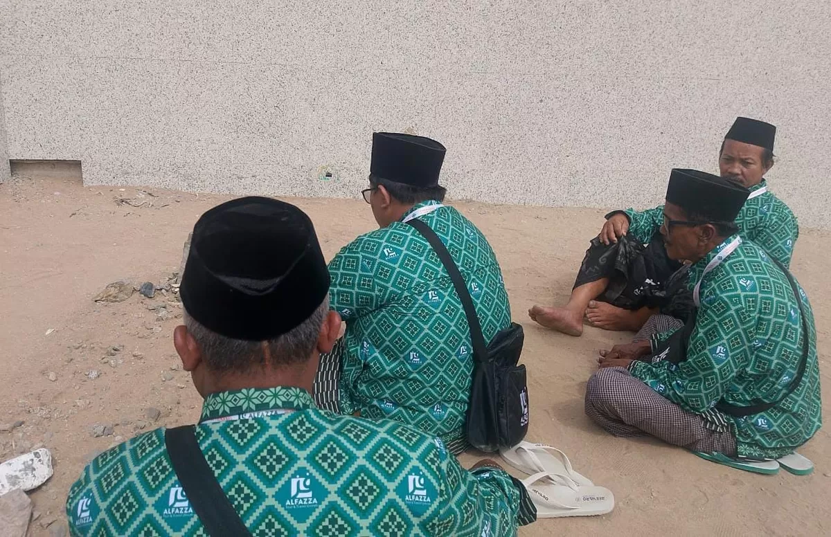 Jemaah Umroh dari PT Alfazza Nabawi Tour dan Travel meluangkan waktu untuk berziarah ke makam KH Maemoen Zubair.  (Kabarsatu.id / Foto: ARH)