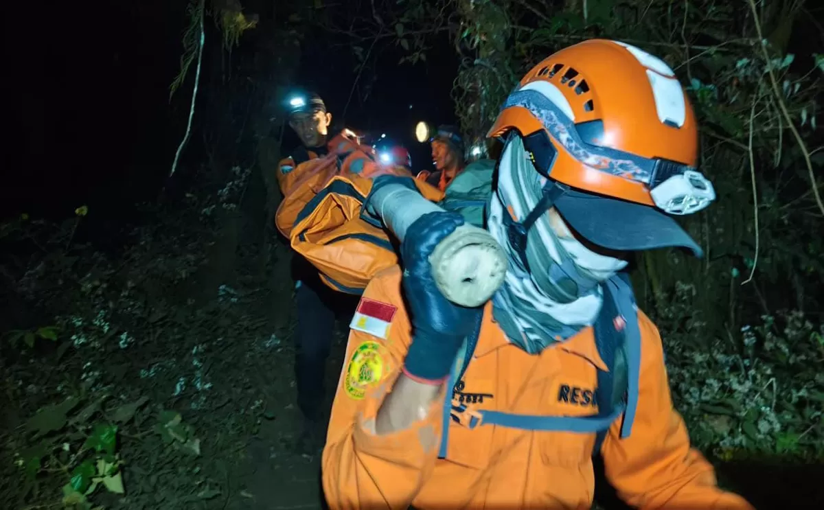 Tim SAR melakukan evakuasi jenazah pendaki asal Brebes yang terjatuh di kawah gunung Slamet. (Kabarsatu.id / Foto: SAR Semarang )