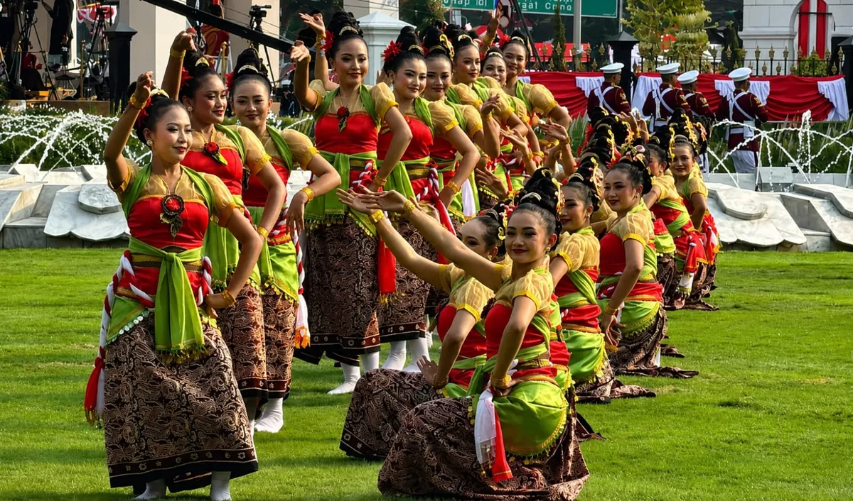 Penari membawakan Tari Kelana Lengger Banyumasan dalam rangkaian pertunjukan seni menjelang Upacara Penurunan Bendera Merah Putih di Istana Merdeka, Jakarta, Senin (17/8/2026). (KabarSatu.id/ foto: tim kontributor)