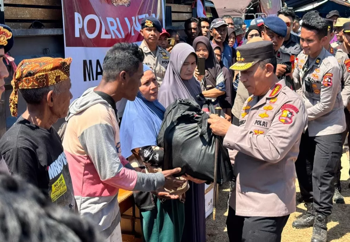 Kapolri Jenderal Pol. Listyo Sigit Prabowo meninjau dan memberikan bantuan sosial kepada warga terdampak gempa NTT 