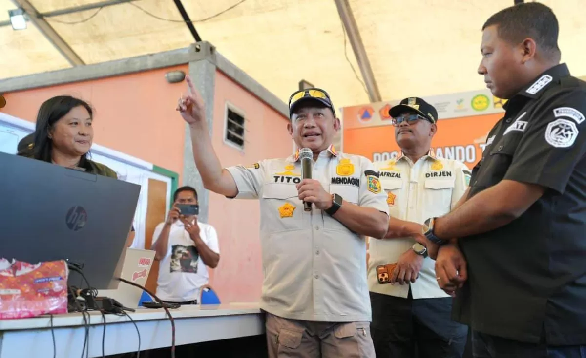Mendagri Muhammad Tito Karnavian meninjau posko tanggap darurat di NTT 