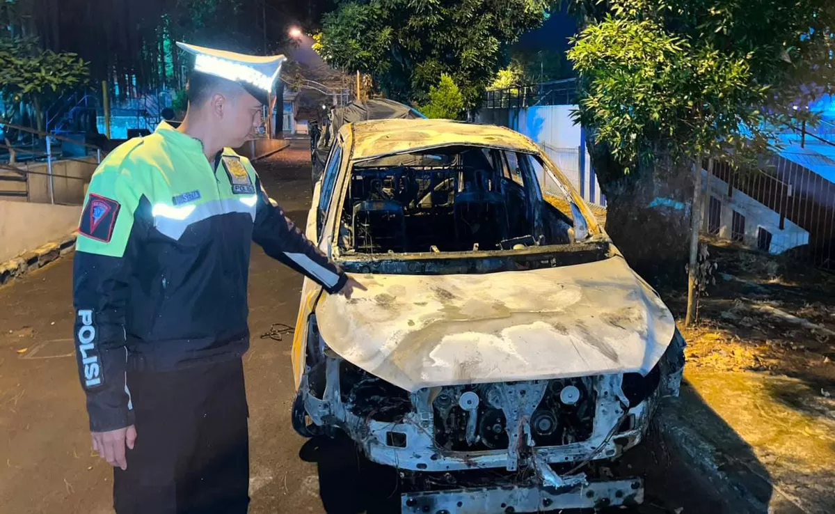 Kondisi mobil terbakar usai tergelincir di JLS Salatiga. (Kabarsatu.id / Humas Polres Salatiga )
