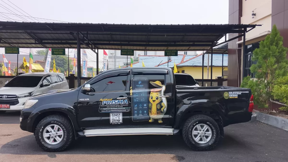 Mobil Informasi dan Pelayanan PN Sintang bersama aplikasi PRISMA mendekatkan akses layanan peradilan bagi warga setempat. (KabarSatu.id/ foto: tim kontributor)