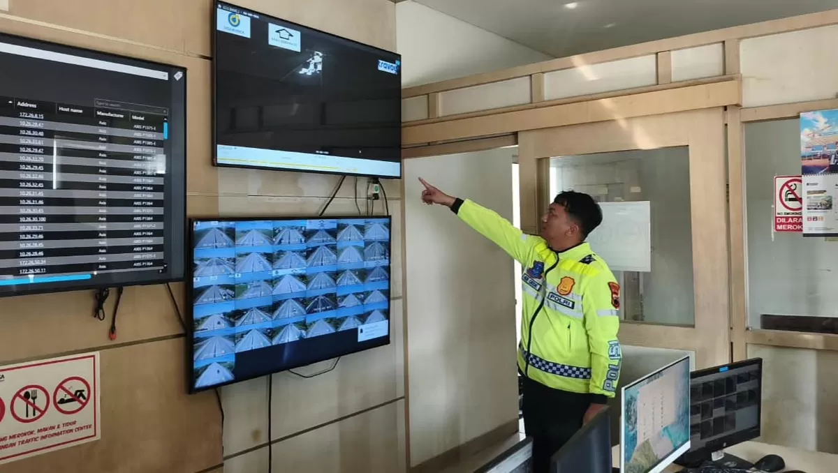 Petugas kepolisian memantau kondisi lalu lintas melalui kamera CCTV di Traffic Information Centre Tol Semarang-Batang, Kamis (20/8/2026). (KabarSatu.id/ foto: Polres Batang)