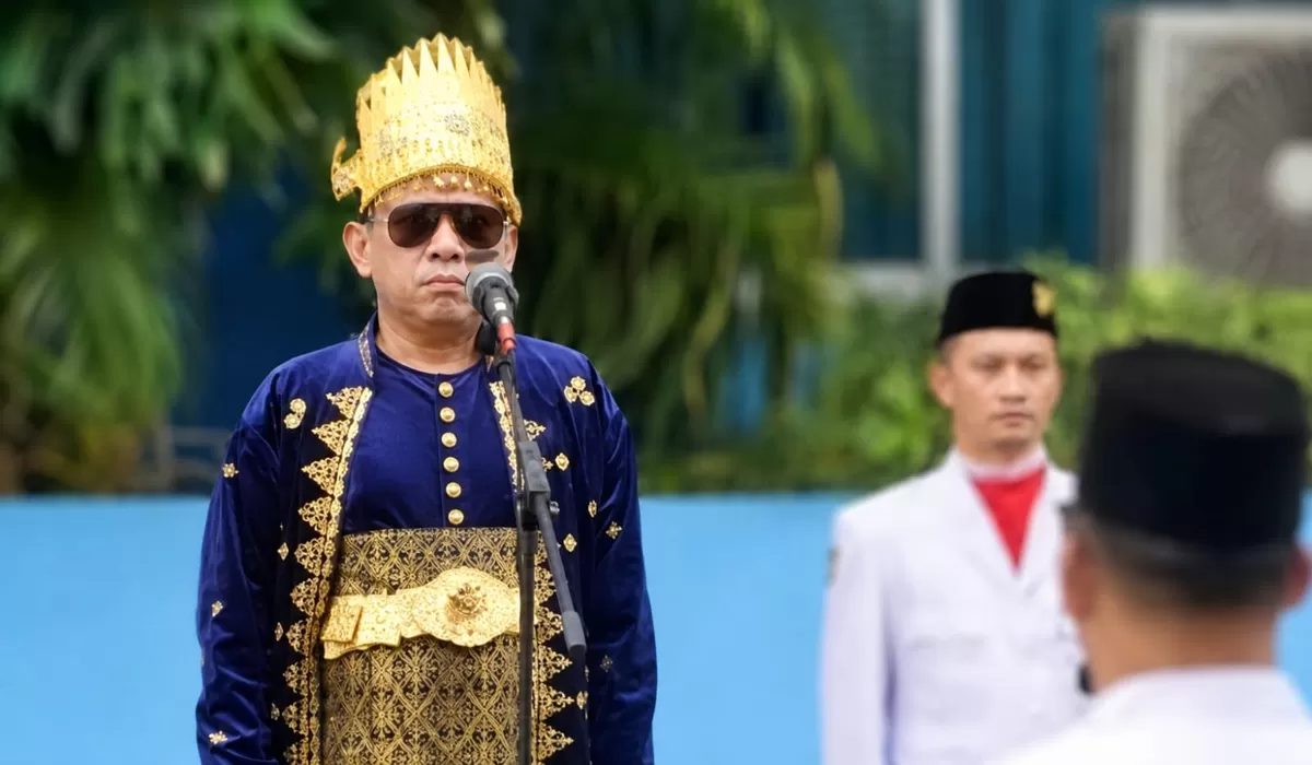 Direktur Utama PDAM Tirta Moedal Kota Semarang Ady Setiawan mengenakan pakaian adat saat mengikuti upacara HUT ke-81 RI di halaman Kantor PDAM Kota Semarang, Senin (17/8). (KabarSatu.id/ foto: istimewa)