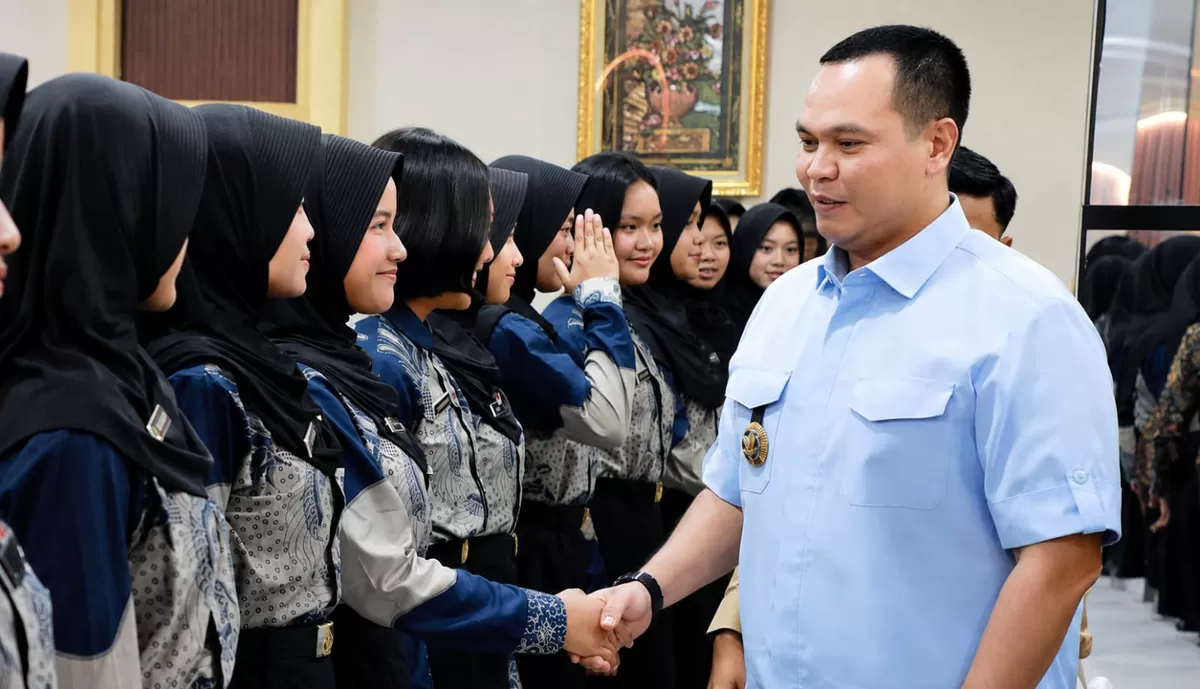Wali Kota Serang Budi Rustandi berjabat tangan dengan anggota Paskibraka Kota Serang usai menjalankan tugas pada upacara HUT ke-81 Kemerdekaan Republik Indonesia. (KabarSatu.id/ foto: Pemkot Serang)
