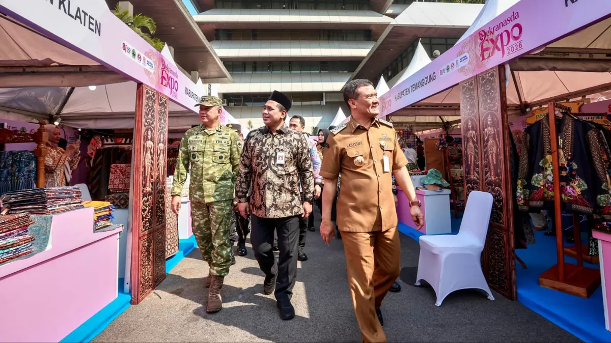 Ahmad Luthfi meninjau stand UMKM di halaman Kantor Gubernur Jateng. (Kabarsatu.id / Humas Jateng )
