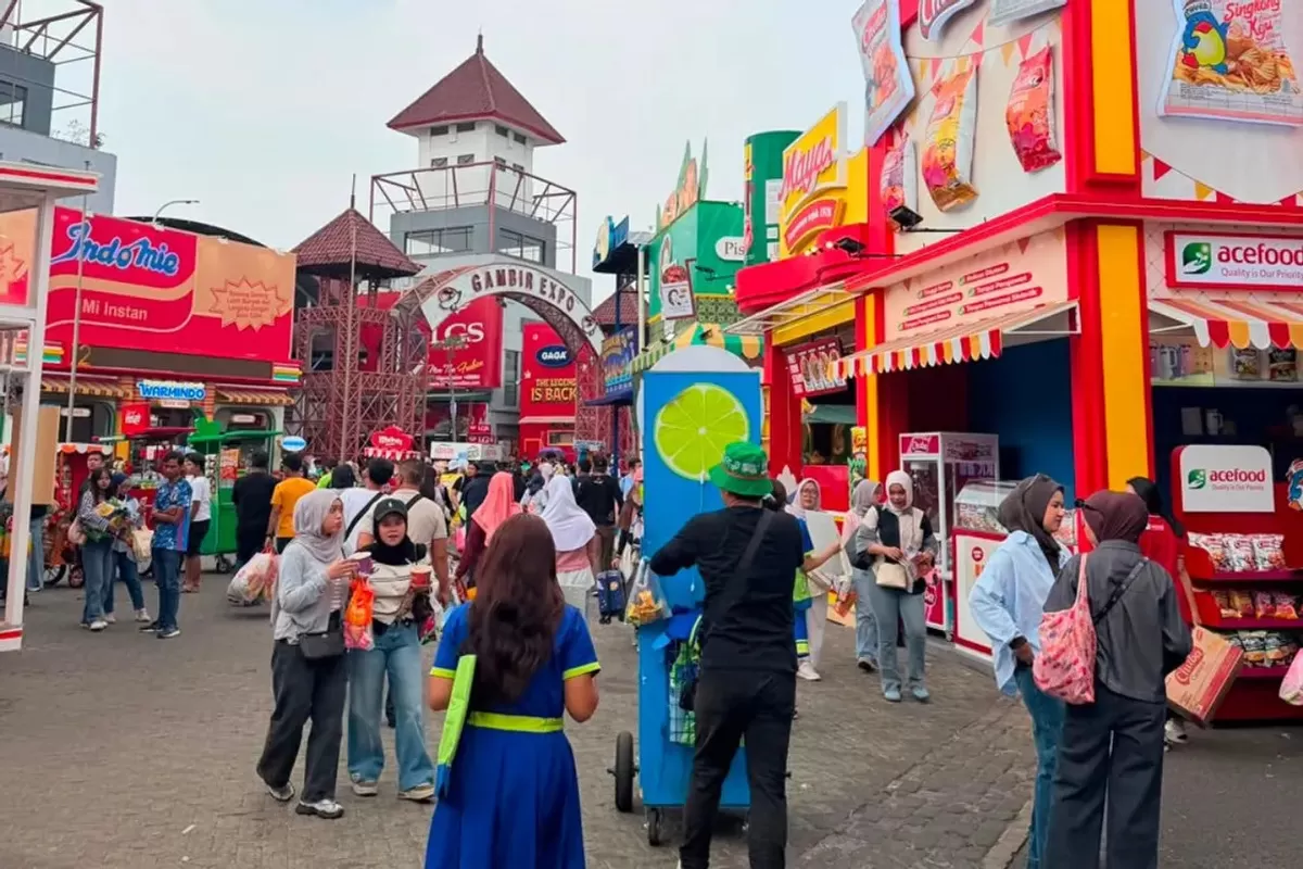 Suasana hari terakhir Jakarta Fair 2026 di JIExpo Kemayoran masih dipadati pengunjung  untuk berburu promo, mencicipi beragam kuliner, hingga menikmati berbagai hiburan. (Gebin Siregar)