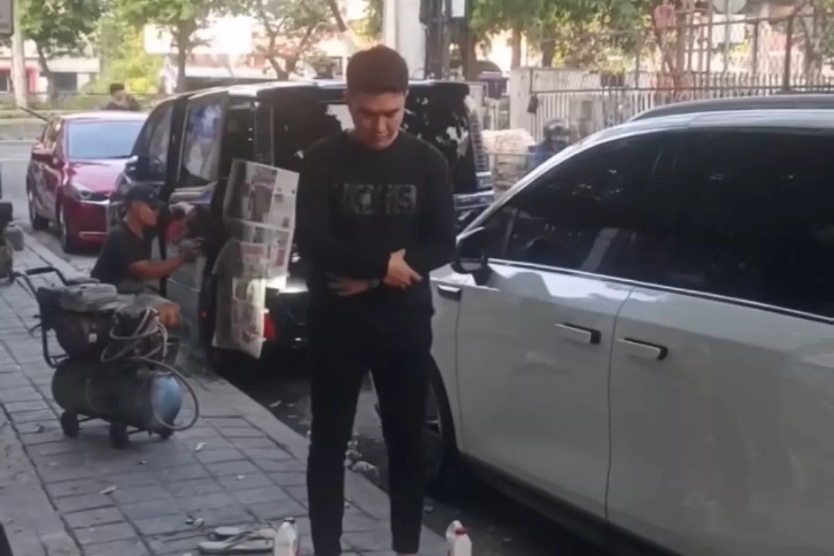 Aldi Taher menjalankan ibadah Shalat di pinggir jalan karena tidak menemukan Masjid di sekitar lokasi memperbaiki mobilnya. (Instagram/@Mirfan_313)