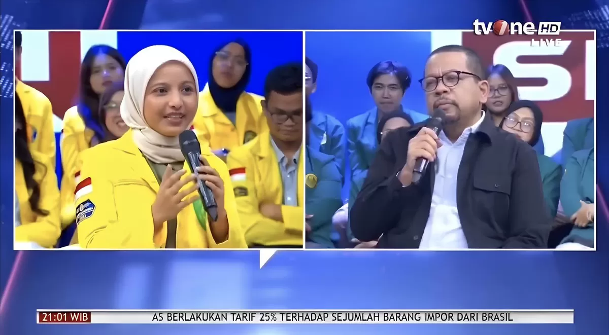 Wakil Ketua BEM UI, Fatimah Azzahra sedang berdebat dengan Kepala Badan Komunikasi Pemerintah, M Qodari. (Live/Tv One)