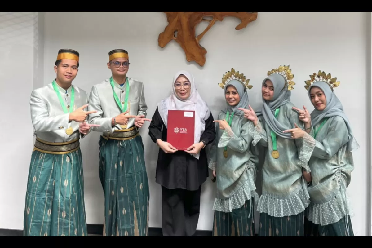 Para siswa-siswa Madrasah Aliyah Negeri (MAN) 2 Kota Makassar yang meraih prestasi di bidang riset dan inovasi bersama para guru.  (Dok. Kemenag RI)