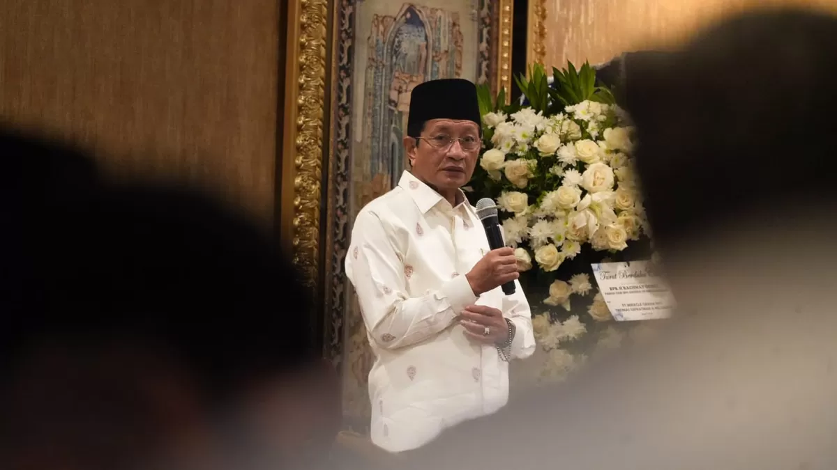 Menteri Agama Nasaruddin Umar saat memberikan tausiyah dalam doa bersama almarhum Rachmat Gobel di rumah duka Tebet, Jakarta Selatan, Jumat (10/7/2026) malam hari. (Dok. Kemenag RI)