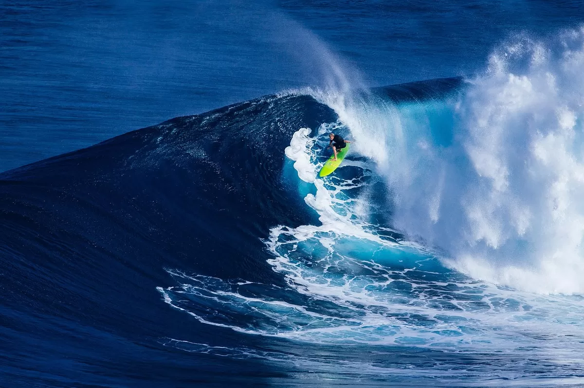 Ilustrasi sensasi Surfing di Simeulue dalam menghadapi ombak.  (pixabay.com/Pexels)